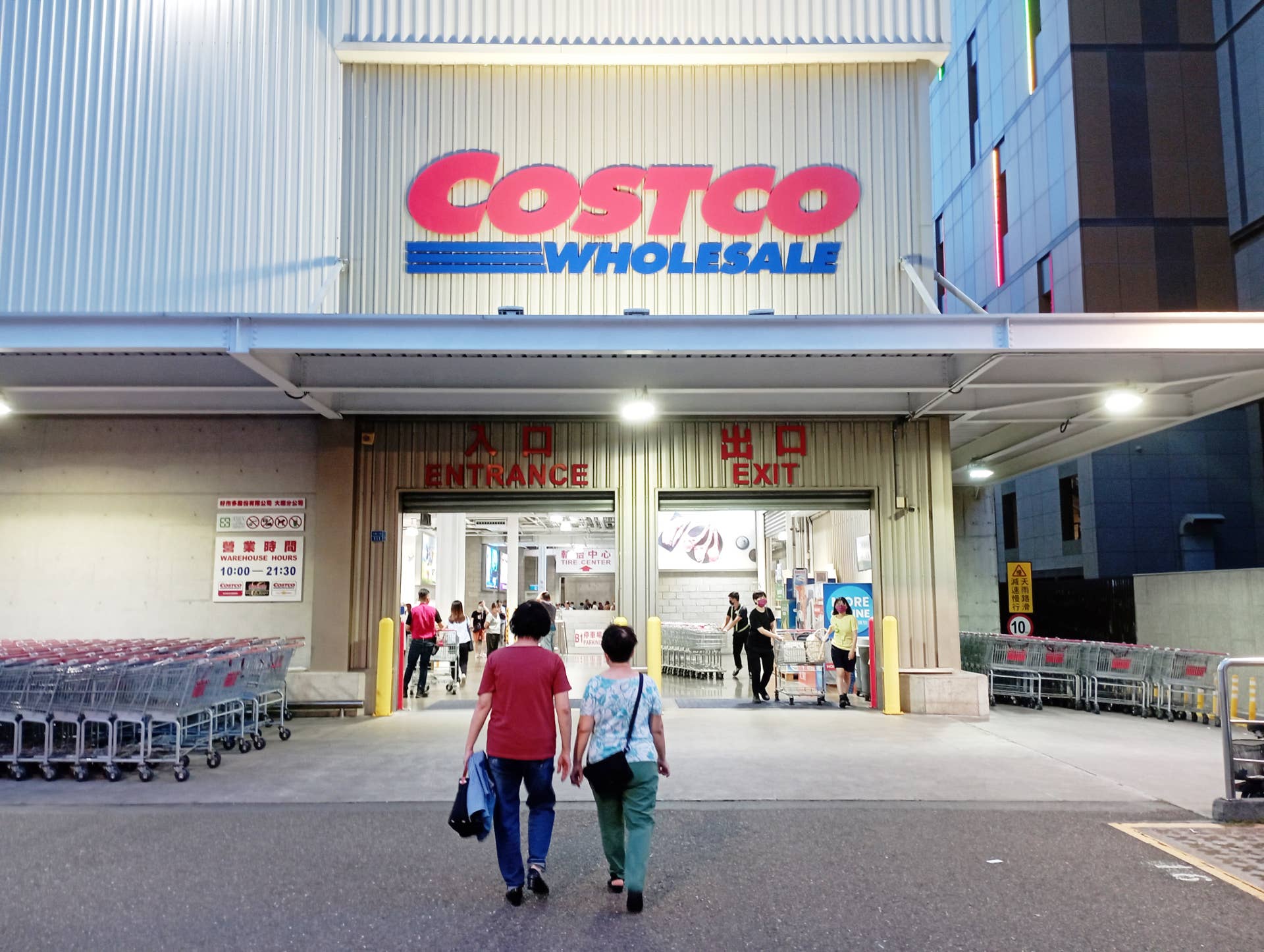 Costco’s $17 Holiday Rugs Are Bursting With Style and Cheer - Parade ...