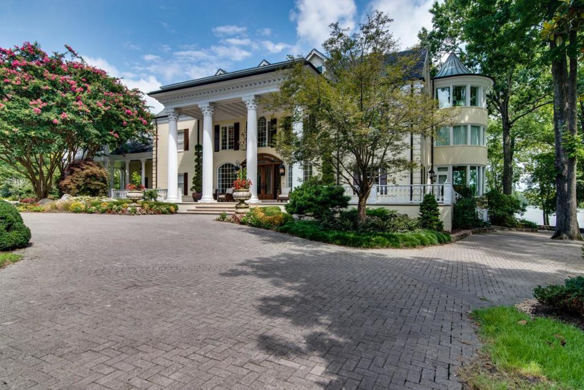 See Inside Reba McEntire's Picture-Perfect $7.9 Million Tennessee ...