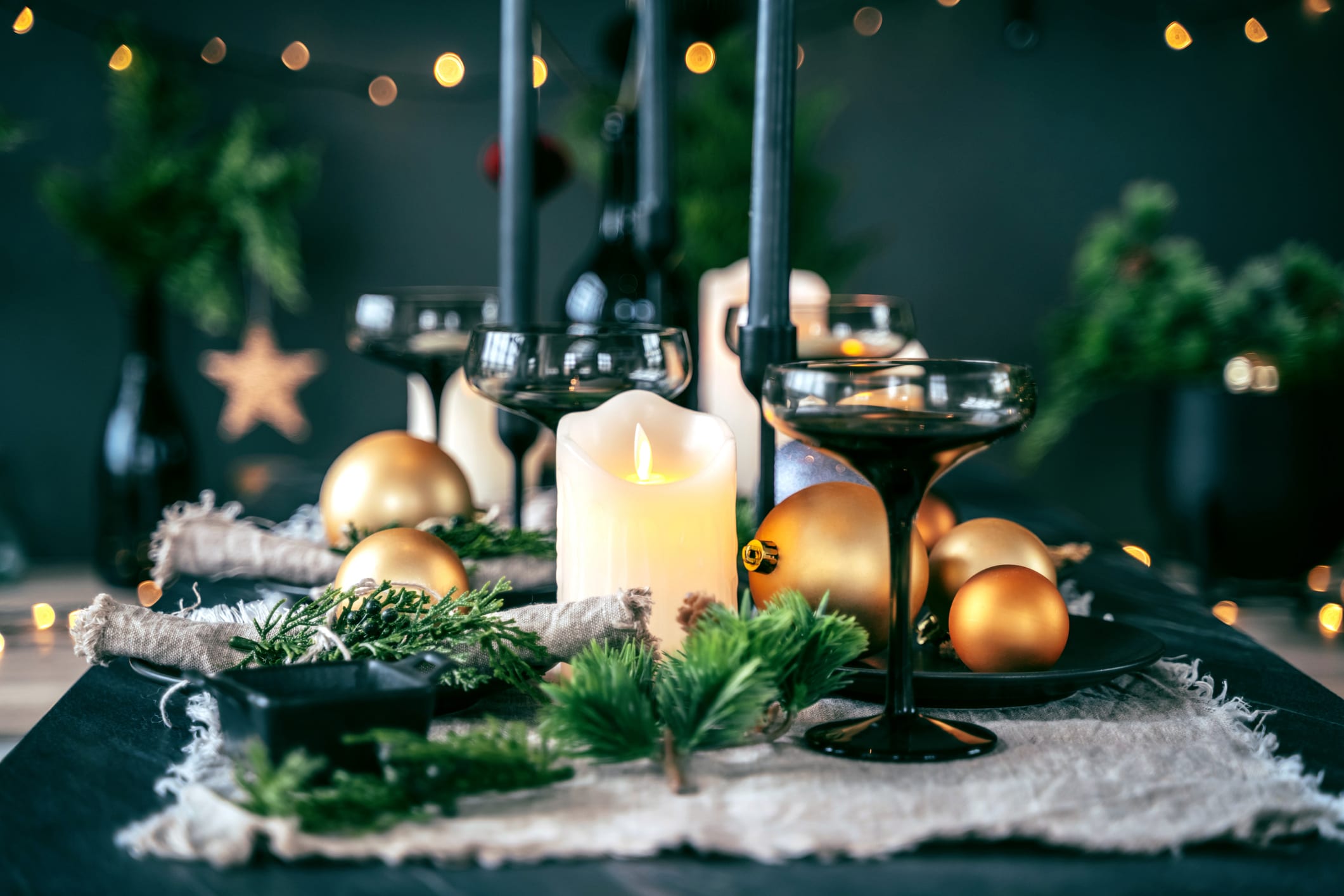 25 Creative Christmas Table Decorations to Invite Festivity This Holiday Season - Parade Home ...