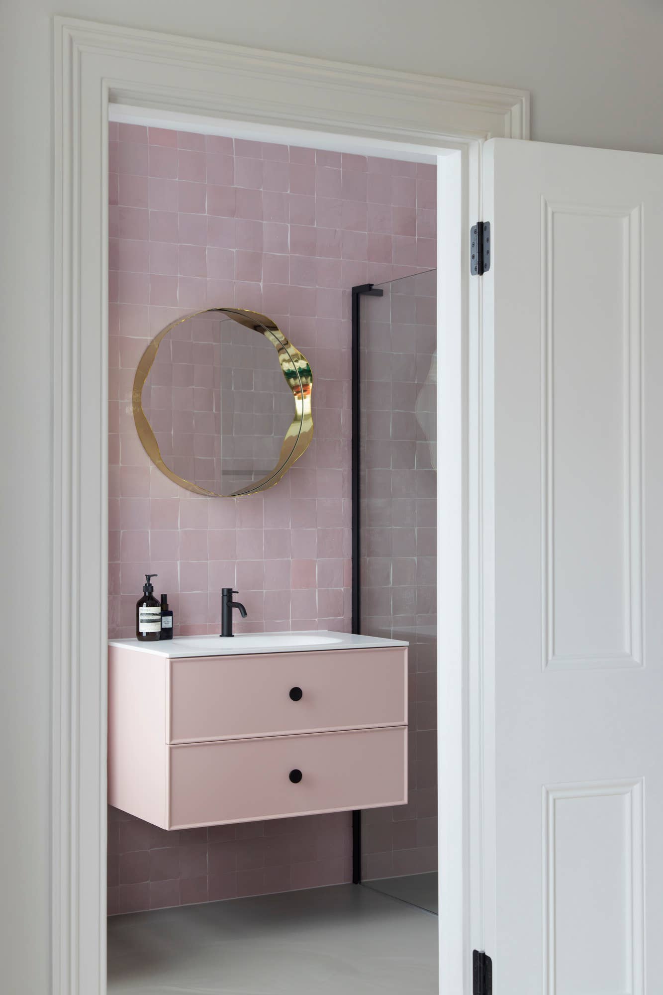 25 Small Bathroom Color Ideas Designers Love - Parade Home & Garden