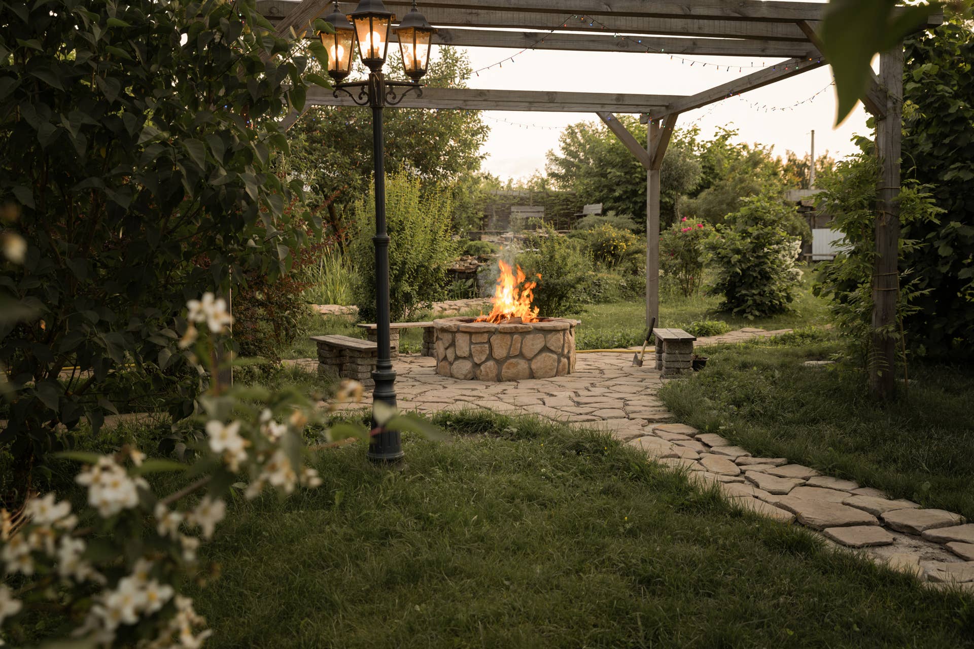 Springtime Fire Pit 37 Fire Pit Ideas to Update Your Outdoor Space - Parade Home & Garden